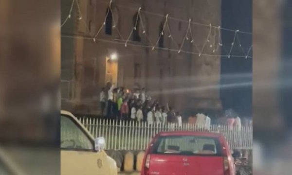 Hindu çeteler tarihi medreseyi bastı, ayin düzenledi