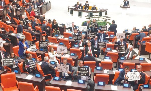 Adım adım sansürlü Türkiye’ye
