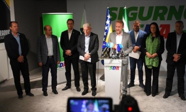 Boşnak siyasiler, Yüksek Temsilci'nin kararının Sırp entitesinde de uygulanmasını istiyor