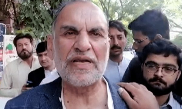 Pakistan'da üst düzey muhalif lider orduyu eleştirdiği için hapsedildi