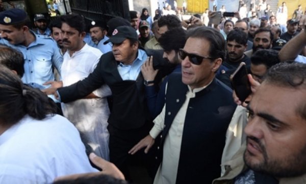 Pakistan'da İmran Han'ın partisi ara seçimleri önde tamamladı