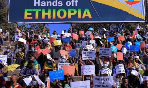 Etiyopya'da binlerce kişi "Batı müdahalesini" protesto etti