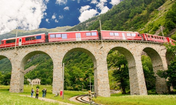 İsviçre'de dünyanın en uzun yolcu treni sefer yaptı