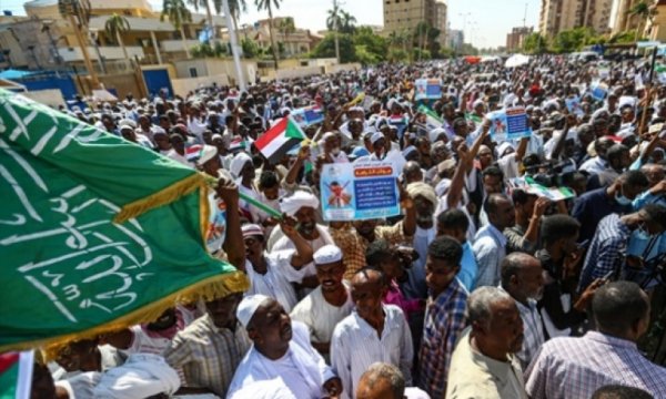 Sudan’daki BM binası önünde protesto