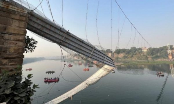Hindistan'da çöken köprüde can kaybı artıyor