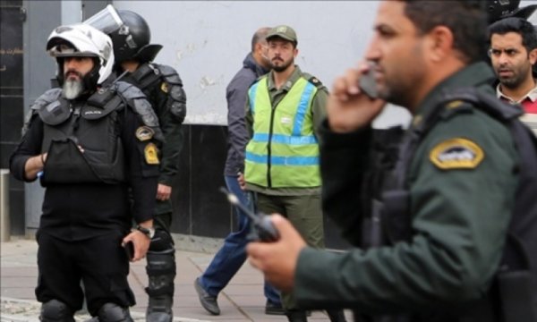 İran'daki gösterilerde emniyet güçlerine saldırı düzenlendi