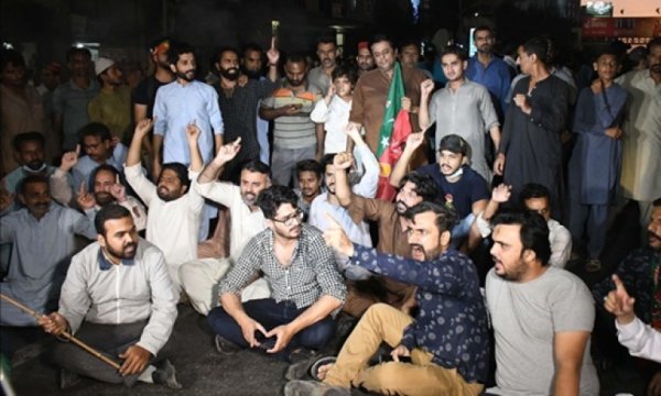 Pakistan'da protestolar başladı