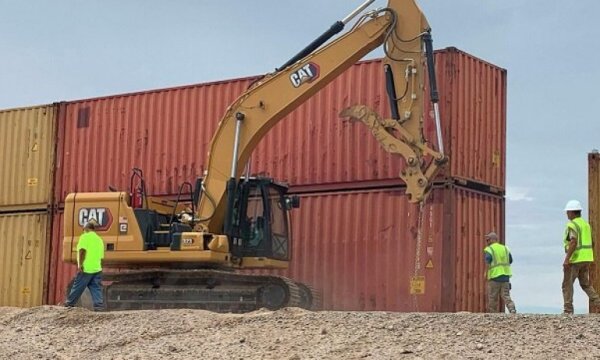 ABD-Meksika sınırına mültecileri engellemek için konteynerden duvar örüldü