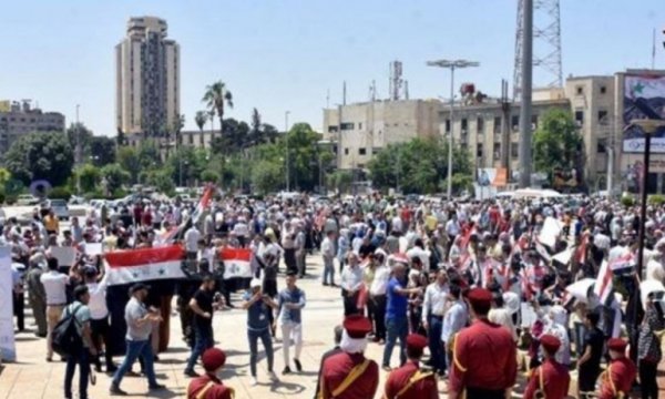 Binlerce Suriyeli Türkiye'nin yeni askeri silahlar kullanmasını protesto etti