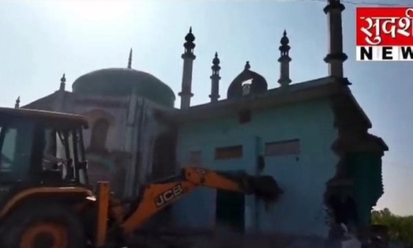 Hindistan'da bu defa 300 yıllık camiyi yıktırıldı