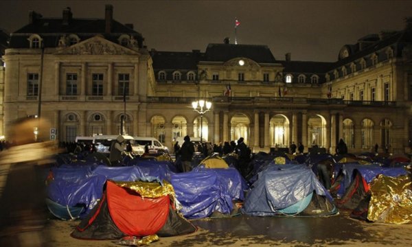 Paris'te refakatsiz çocuk göçmenler soğuk hava şartlarında kalıcı barınma bekliyor