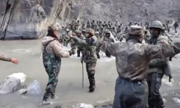 Çin ile Hindistan orduları sınır hattında çatıştı