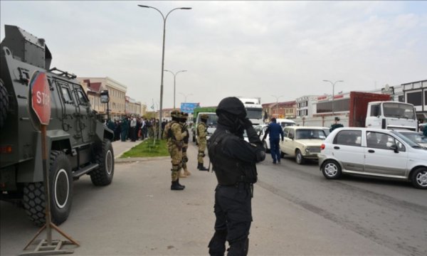 Pakistan'da polis merkezine saldırı: Güvenlik güçleri rehin alındı