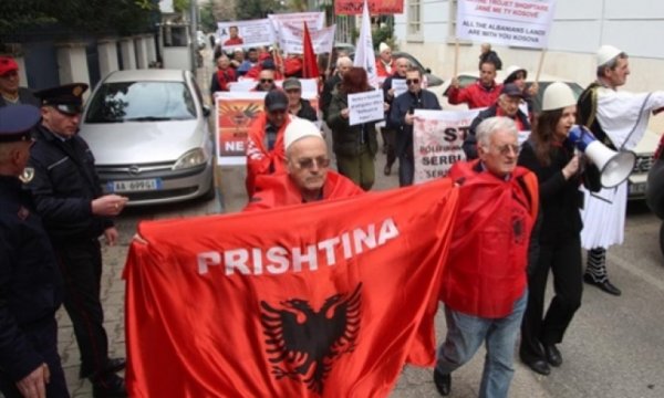 Arnavutluk’ta Kosova’ya destek eylemi