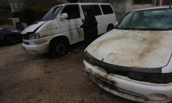 Yahudi yerleşimciler Filistinlilere ait araçları ateşe verdi