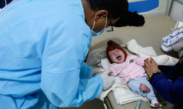 Yemen'de hasta çocuklar Sanaa havaalanı'nın açılmasını bekliyor