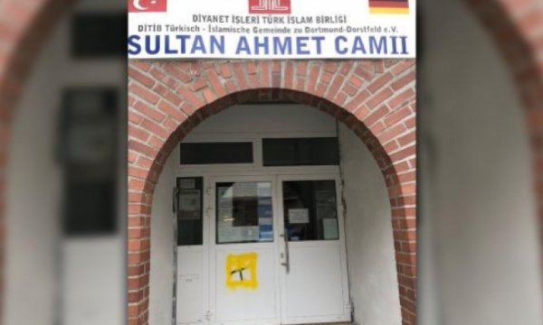 Almanya'da camiye saldırı: Kapıya gamalı haç çizildi