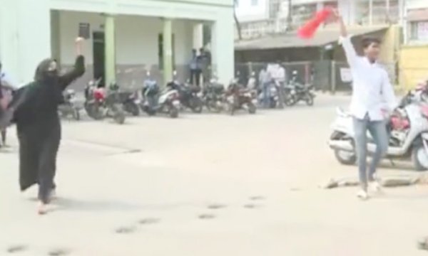 Hindistan'da Hindu çeteler başörtülü öğrencilerin okullara girmesine izin vermiyor