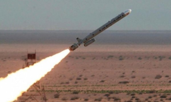 İran 'Hayberşeken' adlı yeni balistik füzesini tanıttı