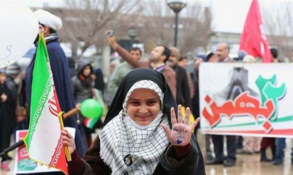 İslam İnkılabının yıl dönümünde İran semalarında Allah-u Ekber nidaları