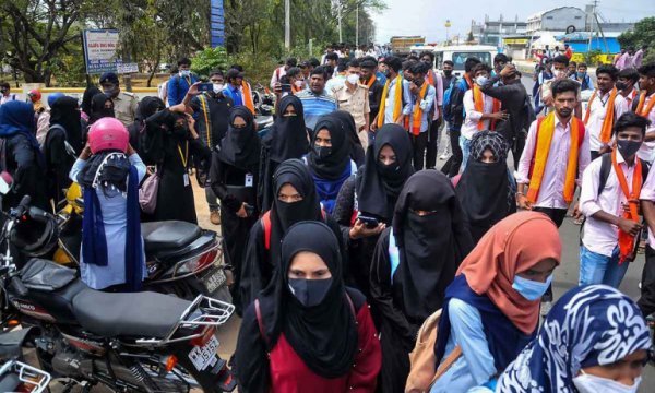 Hindistan'da Müslüman öğrencilerin başlarını açması için 'ikna odaları' kuruldu