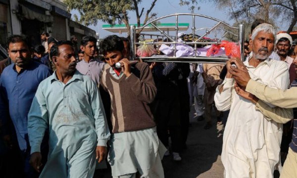 Pakistan'da Kur'an-ı Kerim'i yaktığı belirtilen kişi öldürüldü