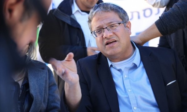 Aşırı sağcı İsrailli vekil şimdi de Filistinlilere silah doğrulttu