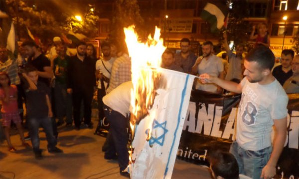 AGD'li gençler Siyonist İsrail paçavralarını direklerden söküp attı (VİDEO)