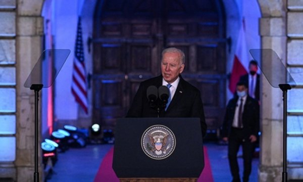 Biden konuşuyor, ortalık karışıyor