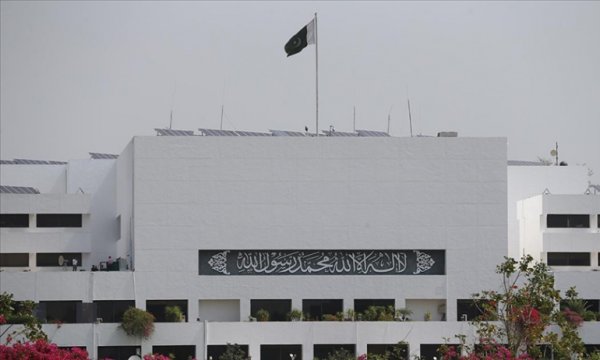 Pakistan'da Cumhurbaşkanı Alvi, Başbakan Han'ın çağrısı üzerine Meclisi feshetti