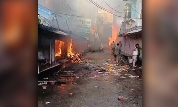 Hindistan'da Müslümanlara ait ev ve işyerleri kundaklanıyor