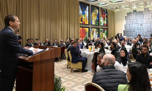 Filistin'de katliam yapan Herzog'un iftarına katıldılar