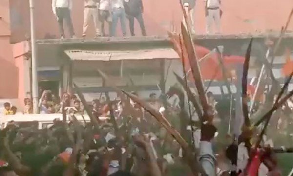 Hindistan'da silahlı Hindu çeteler cami kuşattı, Müslümanları tehdit etti