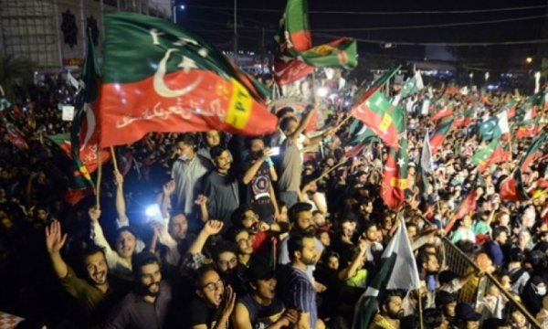 Pakistan halkı sokaklara döküldü, İmran Han'a destek gösterileri düzenlendi