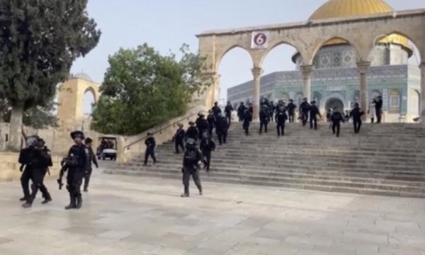 Siyonist İsrail polisi Mescid-i Aksa'ya baskın yaptı
