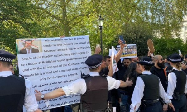 Mesrur Barzani Londra’da protestoyla karşılandı