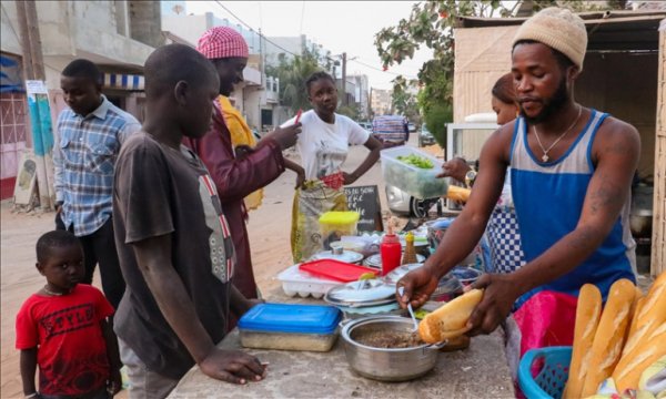 Senegal'de öğrenci ve yalnızların ramazanda uğrak yeri: Sokak lokantaları