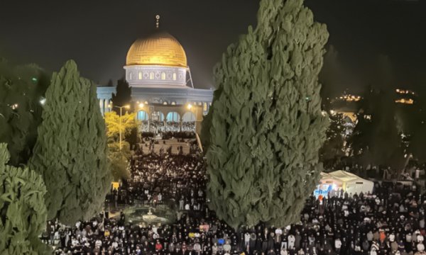 250 bin Müslüman Mescid-i Aksa'da teravih namazı kıldı