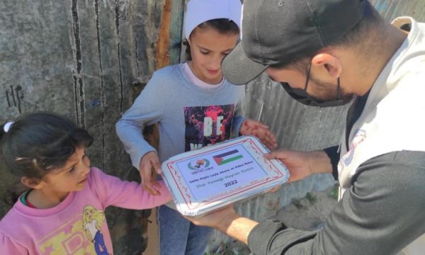 Avrupa Yetim-Der'den Gazze'li yetim ve mağdurların evlerine İftar yemeği