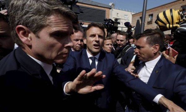 Macron'a domatesli saldırı