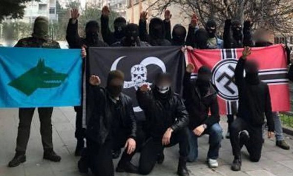 Sığınmacılara saldıran ırkçı gruba dikkat