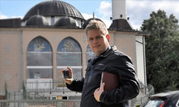 Irkçı provokatör, Kur'an-ı Kerim yakmaya devam ediyor
