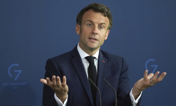 "Macron, neo-Nazi Azov Taburu'na neden silah gönderildiğini açıklamalı"