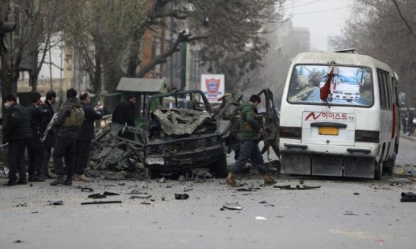 Afganistan'da peş peşe bombalı saldırı: Onlarca kişi öldü