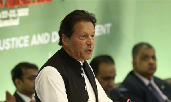 Pakistan'da eski Başbakan Han, seçim kararı alınması için süre tanıyarak yürüyüşe son verdi