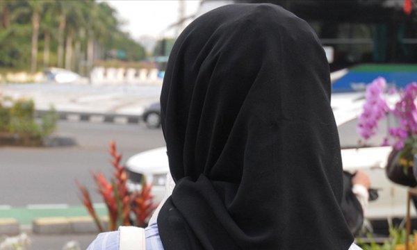 "Başörtün karanlık çağların kıyafeti" denilerek restorana alınmadı