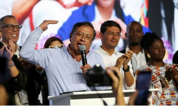 Kolombiya'da değişim: Sol adayı eski gerilla Petro, yüzde 12 oy farkla birinci çıktı