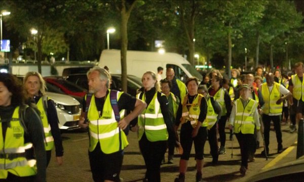 Hollanda'da binlerce kişi mültecilere destek için 40 kilometre yürüdü