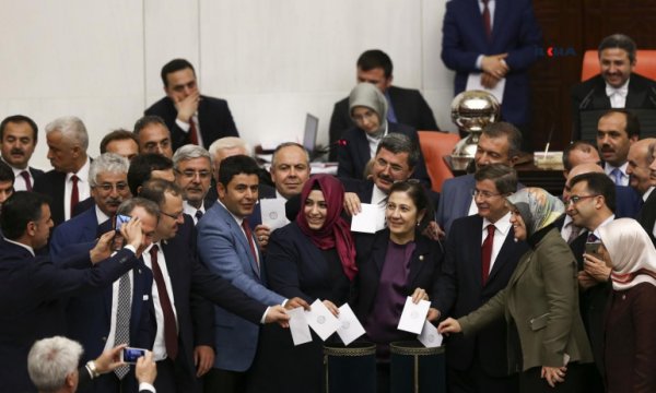 Bize kaşık kendilerine kepçe! Milletvekili maaşına tam 17 bin lira zam