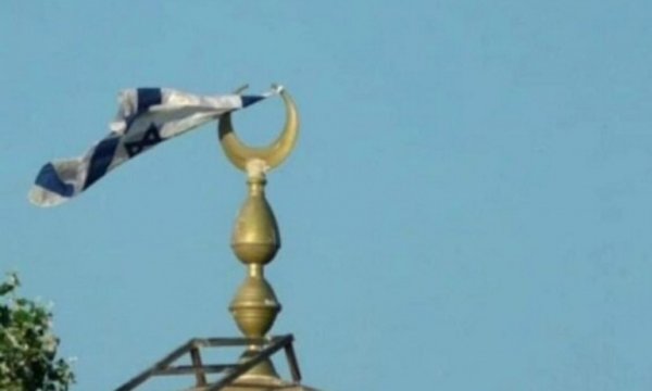 Siyonistler camiye işgal rejimi bayrağını diktiler